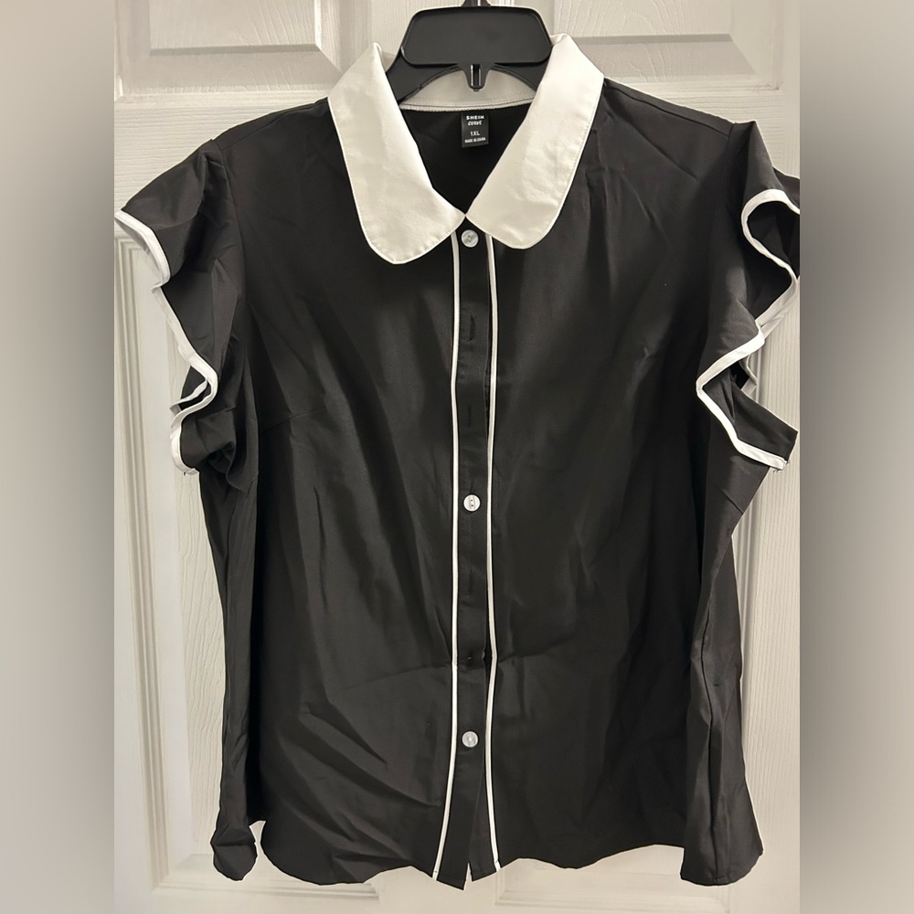 Flutter sleeve button down blousee